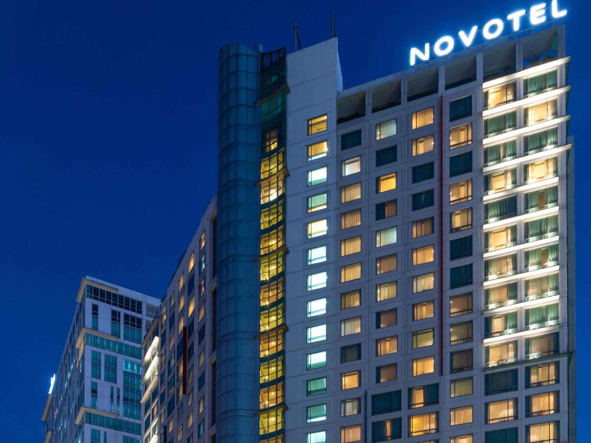 Novotel Manila Araneta City Hotel Quezon City Exterior foto