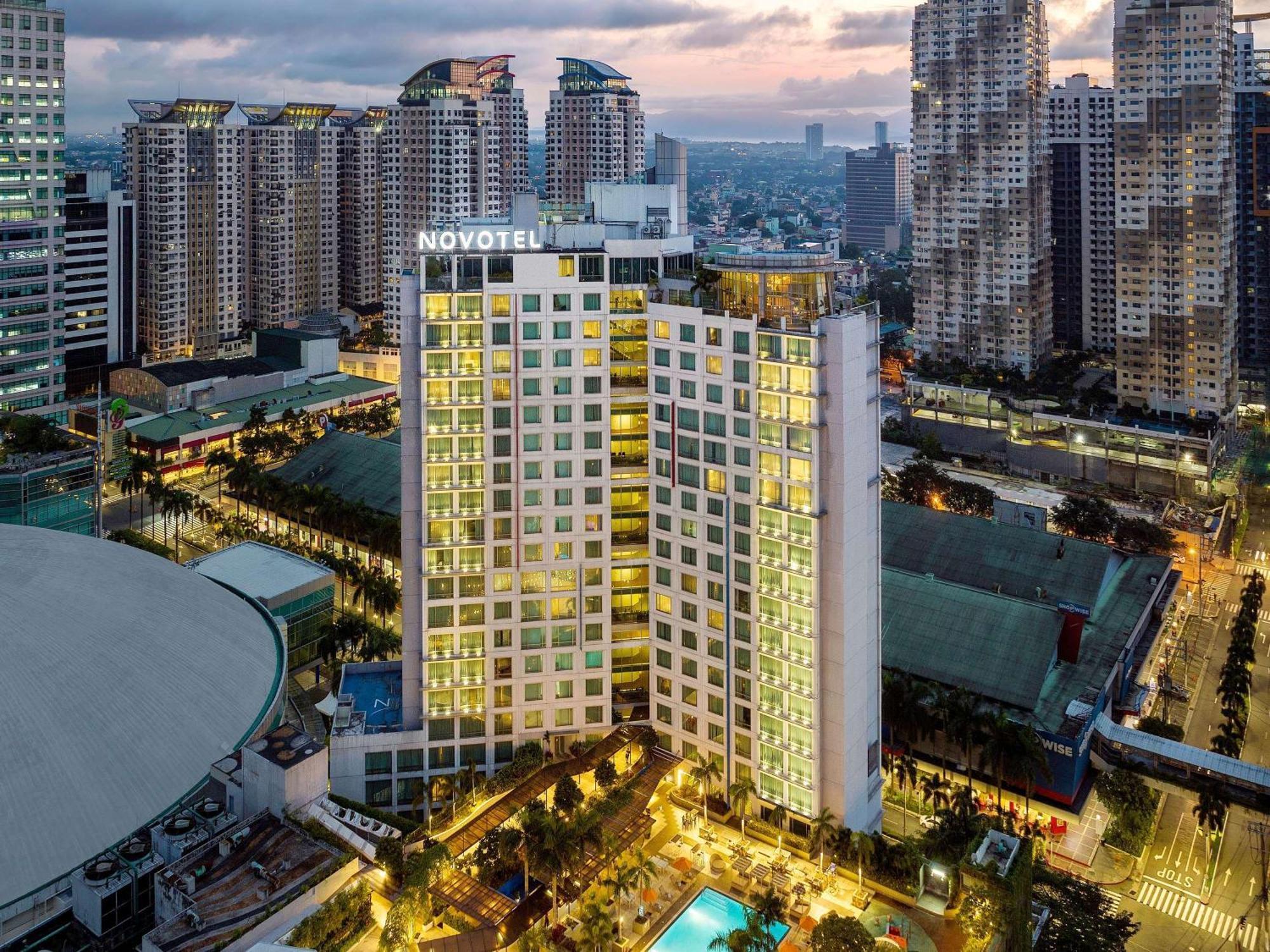 Novotel Manila Araneta City Hotel Quezon City Exterior foto