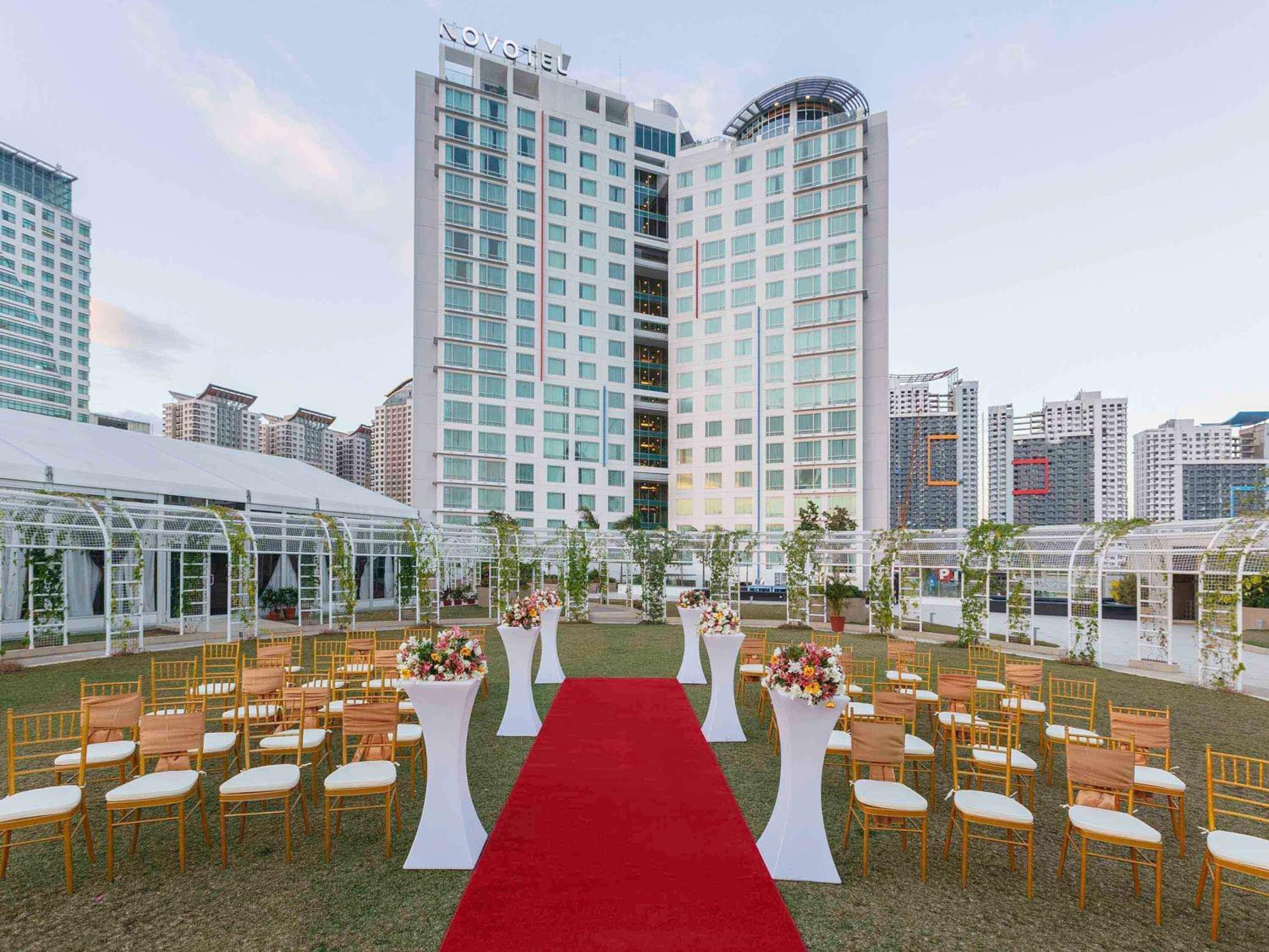 Novotel Manila Araneta City Hotel Quezon City Exterior foto